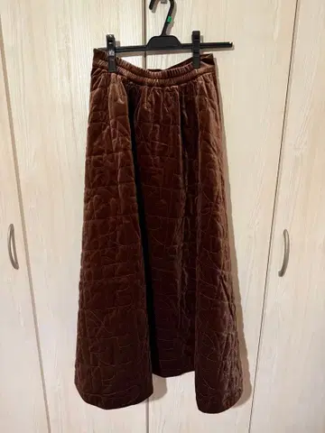 아멜리 UND MOTIF 벨루어 퀼팅 플레어 스커트