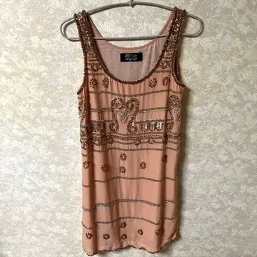 랭귀지 비즈 자수 슬리브리스 원피스 베이지