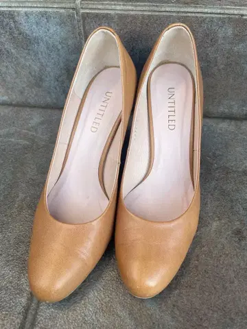 UNTITLED 베이지 펌프스 8cm 힐