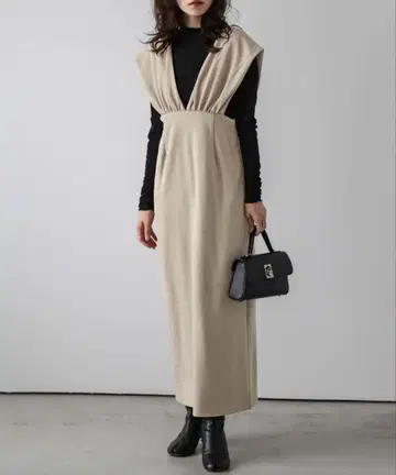 미사용 새상품 라지엠 V넥 개더 오버롤 스커트 베이지 M