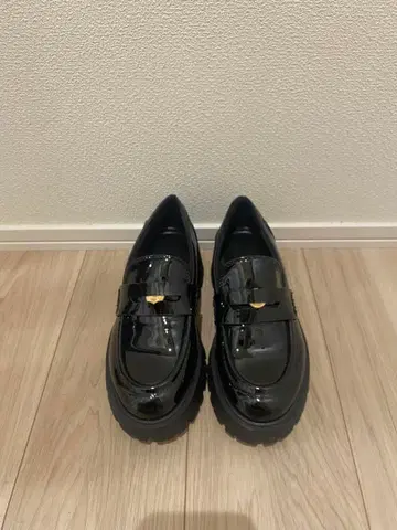 ZARA 블랙 에나멜 로퍼 통굽