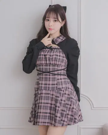 pium 컷 아웃 레이어드 플리츠 미니 원피스