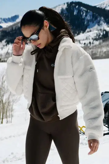 ALO Yoga 쉘파 엣지 보머 아이보리