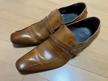 브라운 스트랩 달린 드레스 신발