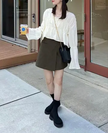 hinari 플레어 슬리브 셔링 블라우스 아이보리