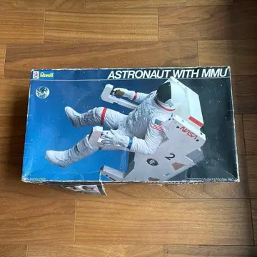 Revell제 ASTRONAUT WITH MMU