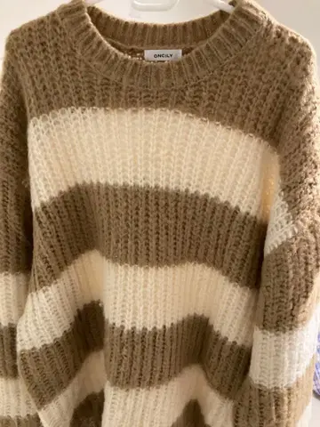 ONCILY 베이지 화이트 스트라이프 니트