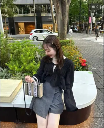 hinari 플레어 슬리브 셔링 블라우스 블랙