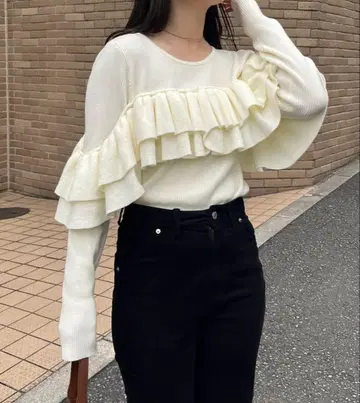 CAPRICIEUX LE'MAGE [ 2WAY ] 베어 프릴 니트 화이트