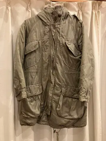 아즈노아즈 퍼 달린 올리브 그린 모즈 코트