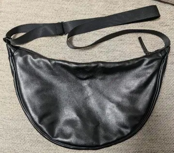 가죽 터치 라운드 숄더백 유니클로 C