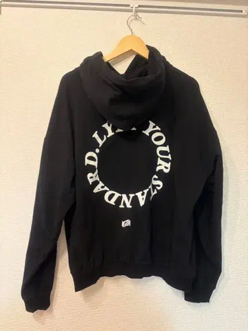 LYFT YOUR STANDARD. 블랙 후드티