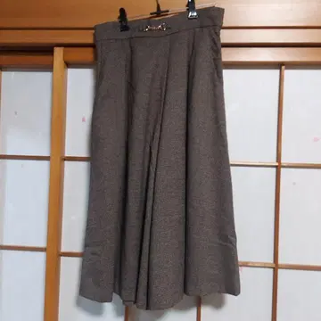 브라운 계열 체크 무늬 롱 스카초