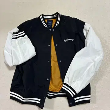 Beginning 자수 바시티 자켓 블랙과 화이트