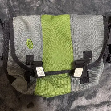 Timbuk2 메신저 백 XS 그린 그레이 자수 로고 투톤.