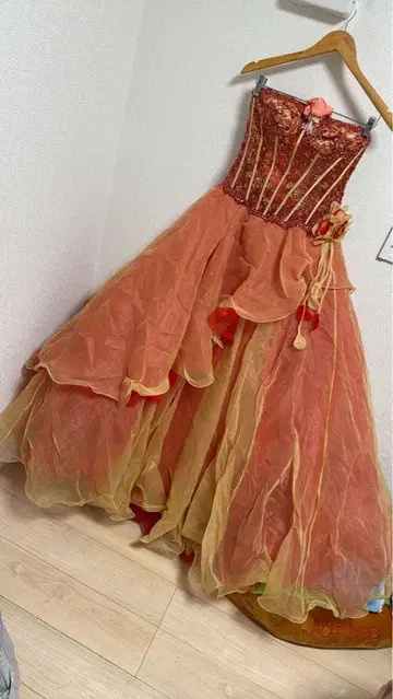 레어 컬러 드레스 오렌지와 옐로우 컬러의 그라데이션