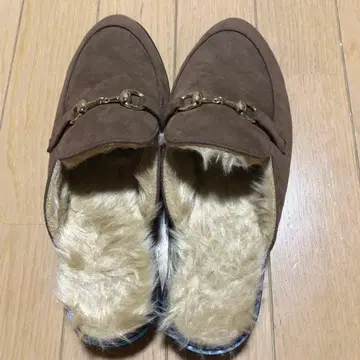 브라운 스웨이드 슬립온 퍼 내부