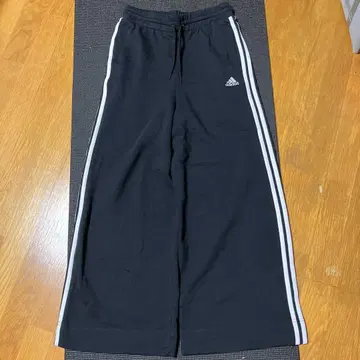 adidas 스트라이프 블랙 와이드 팬츠 L 사이즈 IC8775