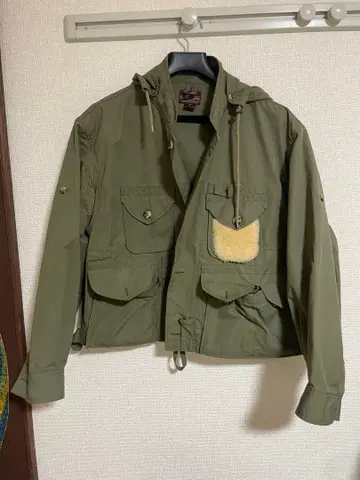 올리브색 후드 부착 밀리터리 자켓