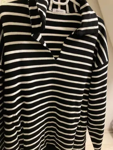 ONCILY 블랙/화이트 스트라이프 피케 셔츠