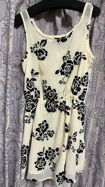 rienda 아이보리 플라워 프린트 슬리브리스 원피스