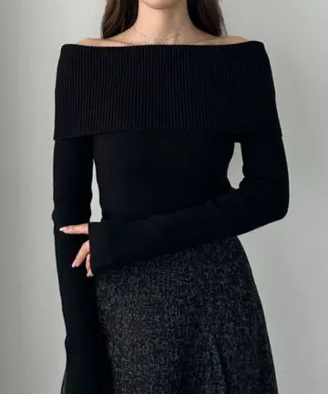 Louere 블랙 오프숄더 스웨터