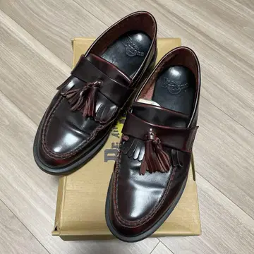 Dr. Martens 다크 브라운 로퍼
