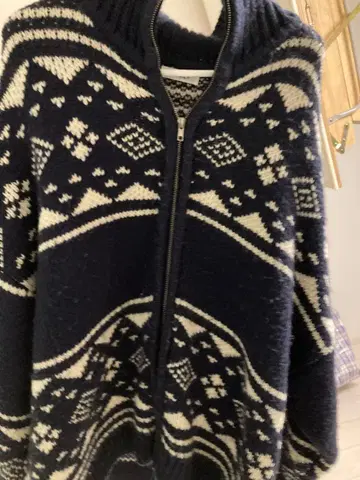 UNCILY 네이비/화이트 집업 니트