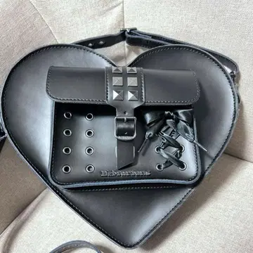 단종 닥터마틴 하트 백 리본 스터드 HDW 사첼