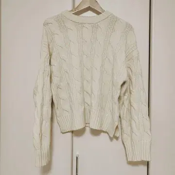 화이트 케이블 니트 스웨터 M 사이즈