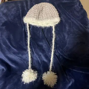 손뜨개질 폼폼 포함 니트 모자