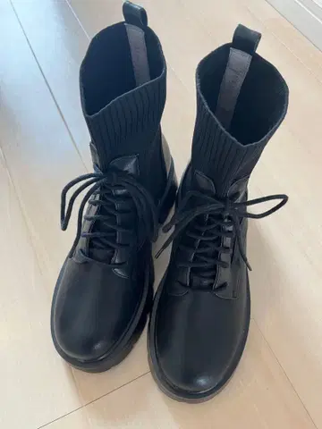 블랙 니트 삭스 레이스업 부츠