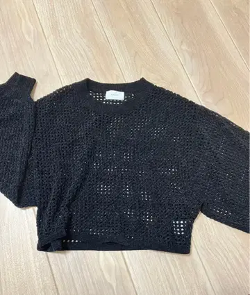 시착만 한 ROSIEE 블랙 크롭 니트