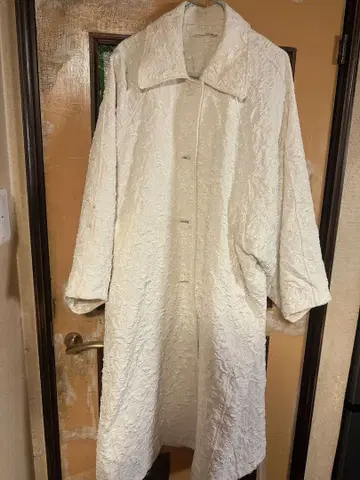 화이트 크레이프 가공 롱 코트