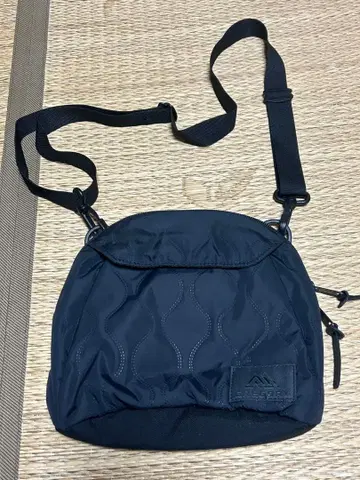 배송비 포함 [ 중고 ] 그레고리 x 프릭스스토어 별주 토스티 퀼트 숄더