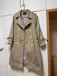 베이지 더블 브레스트 트렌치코트