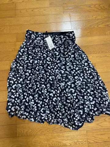 플레어 스커트 블랙과 화이트 꽃무늬