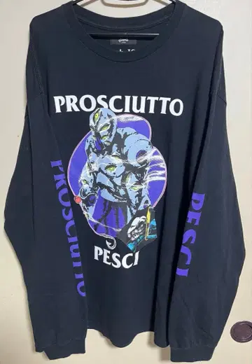 glamb 그램 죠죠 프로슈토&페시 스탠드 롱t 블랙