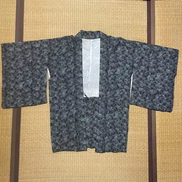 블랙과 화이트의 물결무늬 겉옷