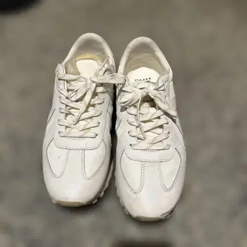 ASFVLT 화이트 스니커즈