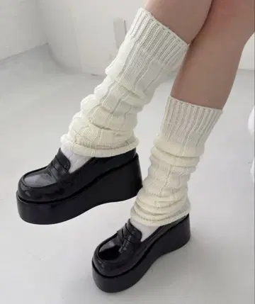 NICE CLAUP 볼륨 밑창 로퍼 블랙