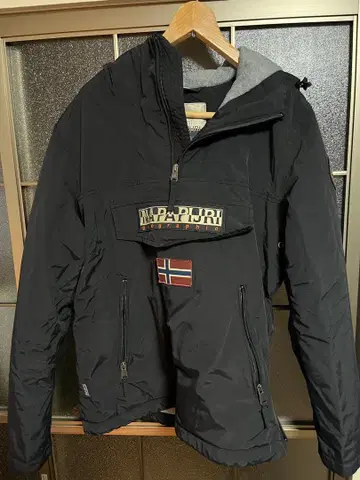 NAPAPIJRI 블랙 마운틴 파카