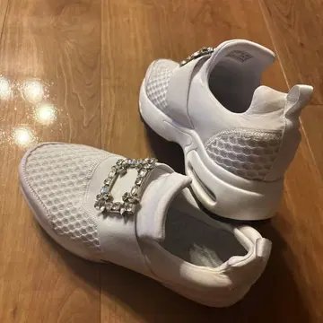 화이트 메쉬 스니커즈 비쥬 포함