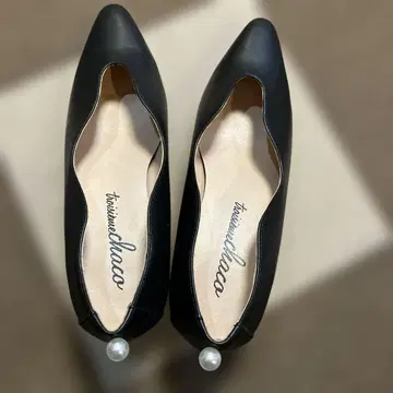 펄 장식 오픈토 펌프스 블랙