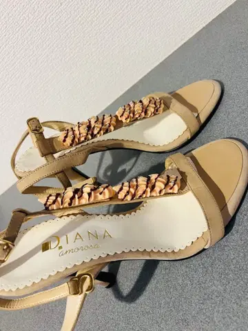 Diana 베이지 프릴 디자인 샌들