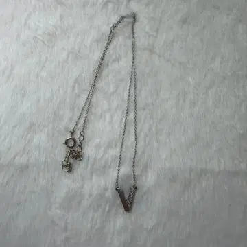 V자형 펜던트 목걸이