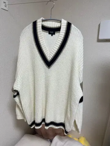 BEAMS 화이트 V넥 니트 베스트