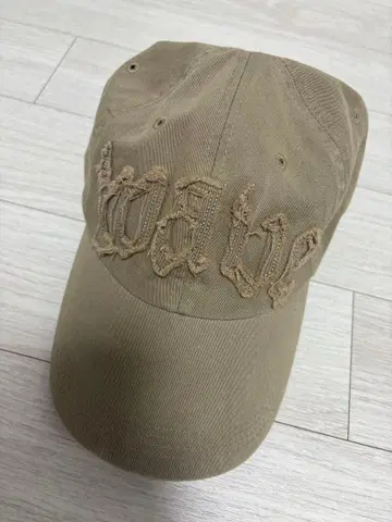 베이지 자수 로고 야구 모자