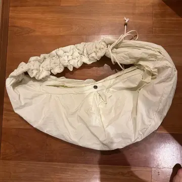 a2o 화이트 숄더백 드로우 스트링 포함