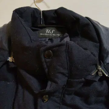 다크 네이비 후드 부착 다운 베스트